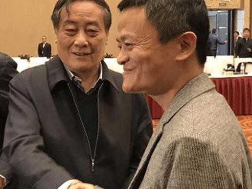 马在水里